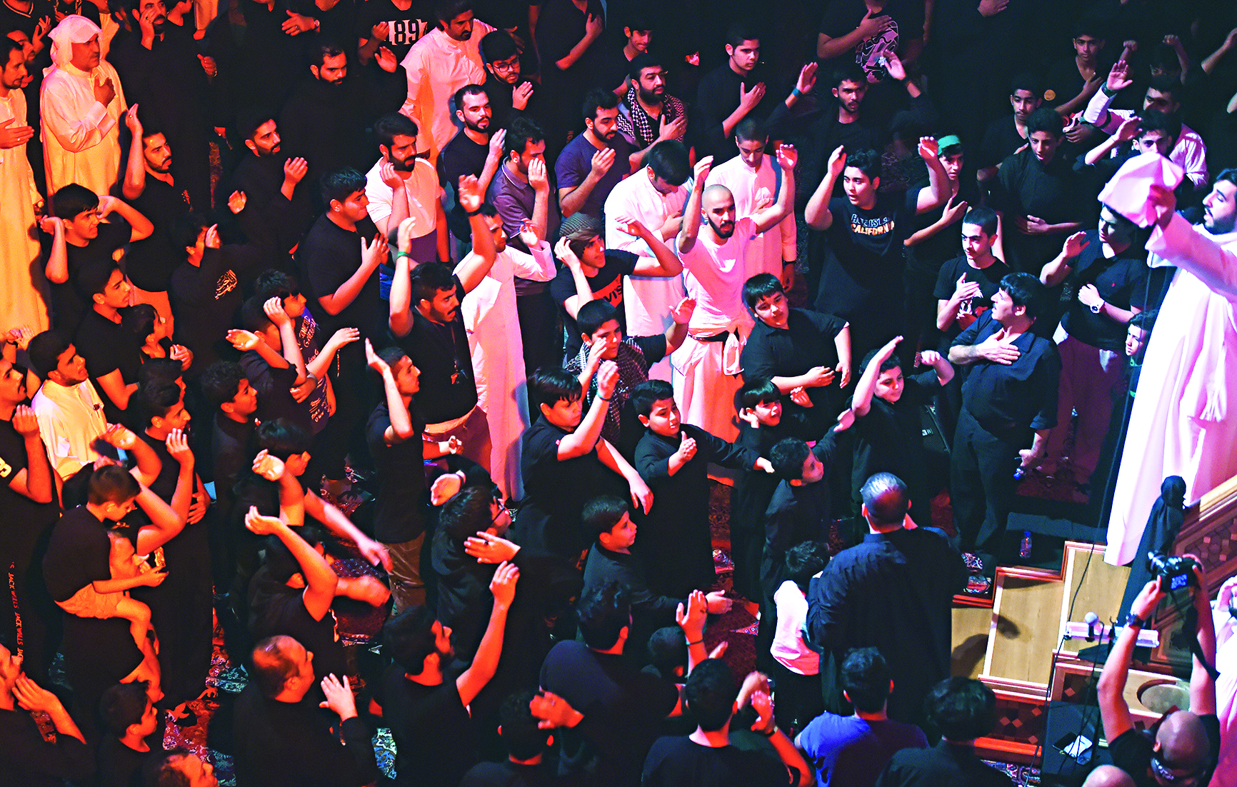 شباب وفتيان يشاركون في يوم عاشوراء