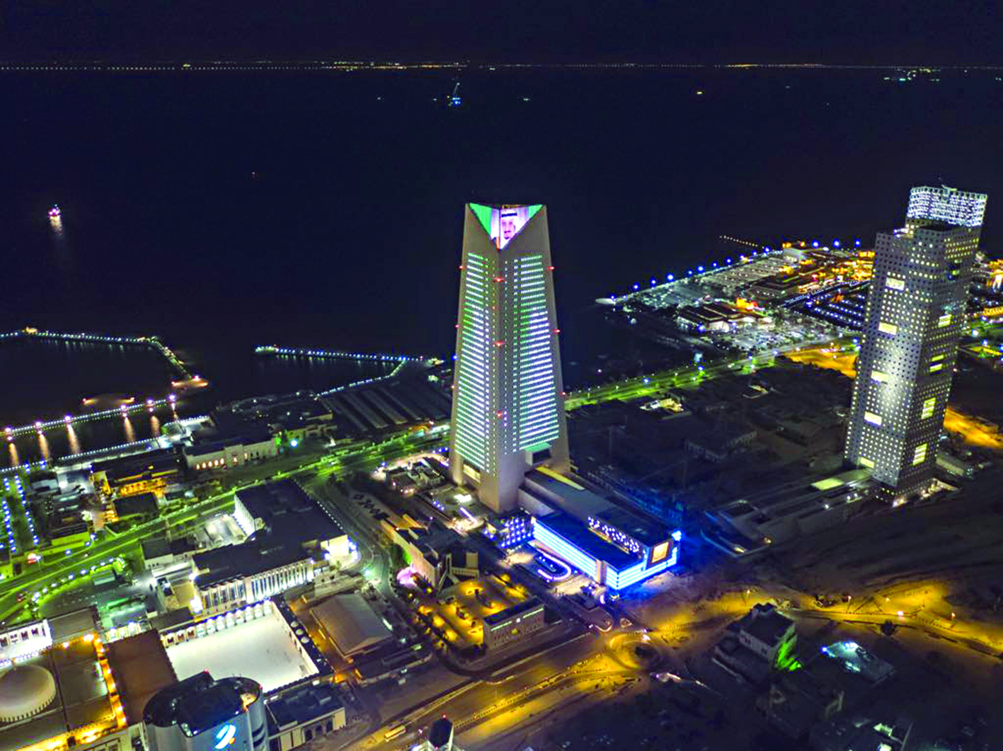 مبنى بنك الكويت المركزي تزيّن بالعلم السعودي احتفالاً بالمناسبة