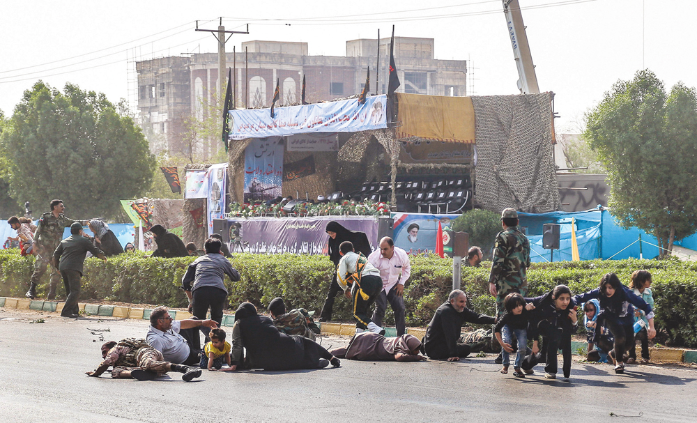 u0645u062fu0646u064au0648u0646 u0648u0639u0633u0643u0631u064au0648u0646 u0645u0633u062au0644u0642u0648u0646 u0639u0644u0649 u0627u0644u0623u0631u0636 u0644u0644u0627u062du062au0645u0627u0621 u0645u0646 u0627u0644u0631u0635u0627u0635 u062eu0644u0627u0644 u0647u062cu0648u0645 u0627u0644u0623u062du0648u0627u0632t (u0623 u0641 u0628)