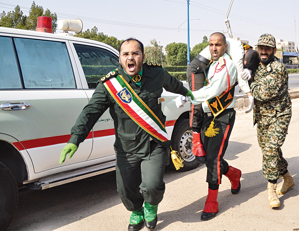 نقل جريح من موقع الهجوم    	