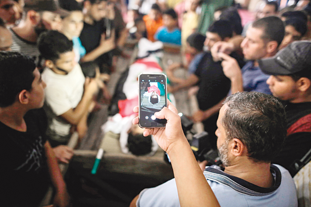 u0641u0644u0633u0637u064au0646u064a u064au0644u062au0642u0637 u0635u0648u0631u0629 u0644u0644u0634u0647u064au062f u0643u0631u064au0645 u0645u062du0645u062fu060c u0623u0645u0633u060c u063au062fu0627u0629 u0633u0642u0648u0637u0647 u062eu0644u0627u0644 u00abu0645u0633u064au0631u0629 u0627u0644u0639u0648u062fu0629u00bb u0641u064a u063au0632u0629 t (u0623 u0641 u0628)