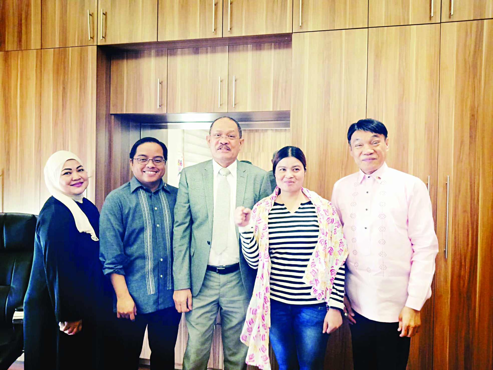  u0627u0644u0639u0627u0645u0644u0629 u0644u0627u063au0648u0627u0646 u0645u0639 u0644u0648u0645u0648u0646u062fu0648u062a u0648u062au0634u0627u0631u0644u064a u0641u064a u0645u0642u0631 u0627u0644u0633u0641u0627u0631u0629 u0623u0648u0644 u0645u0646 u0623u0645u0633