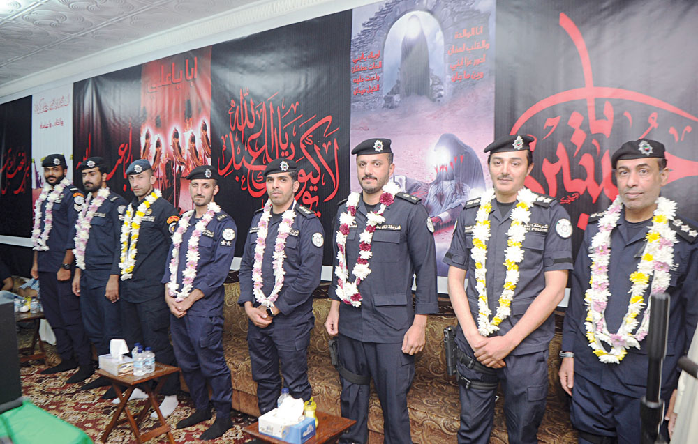 أفراد الداخلية المكرمون مكللون بالورود 	(تصوير بسام زيدان)