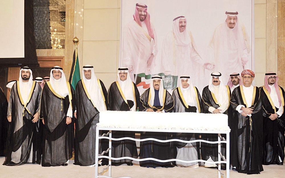 ناصر المحمد يتوسط والسفير السعودي كلا من خالد الجراح وأنس الصالح وخالد الجارالله وعدداً من الحضور قبل قطع قالب الحلوى بالمناسبة	(تصوير سعد هنداوي)
