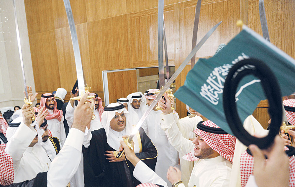 السفير السعودي يؤدي العرضة في احتفالية اليوم الوطني 