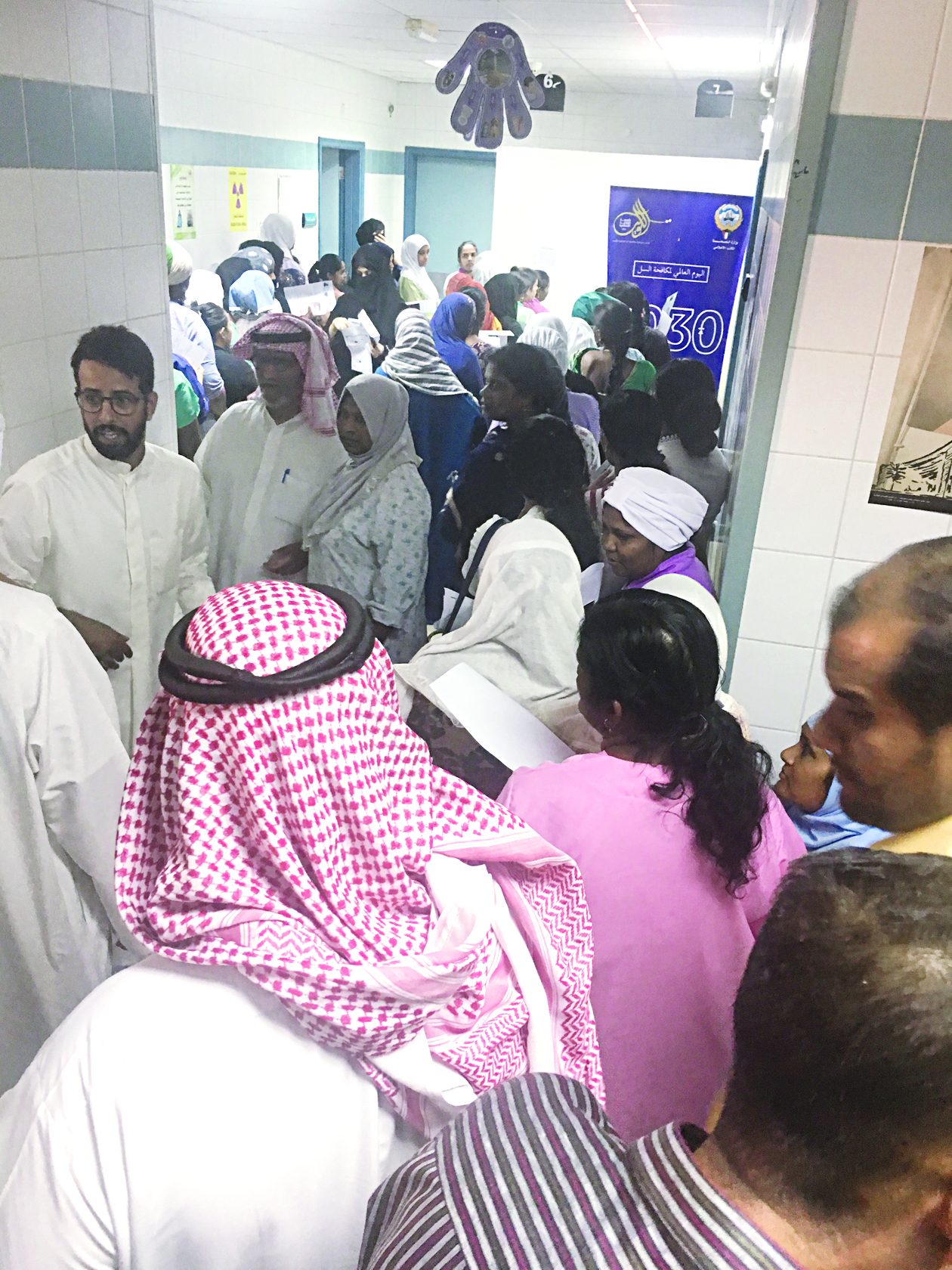 كثافة أمام غرفة الأشعة