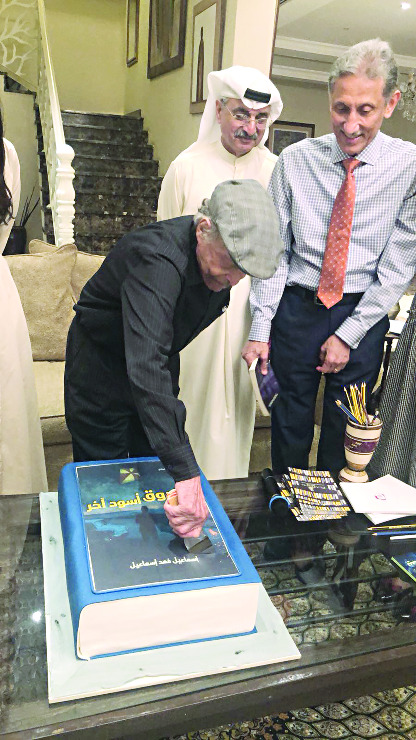 يقطع قالب الحلوى خلال الاحتفال بميلاده قبل أيام