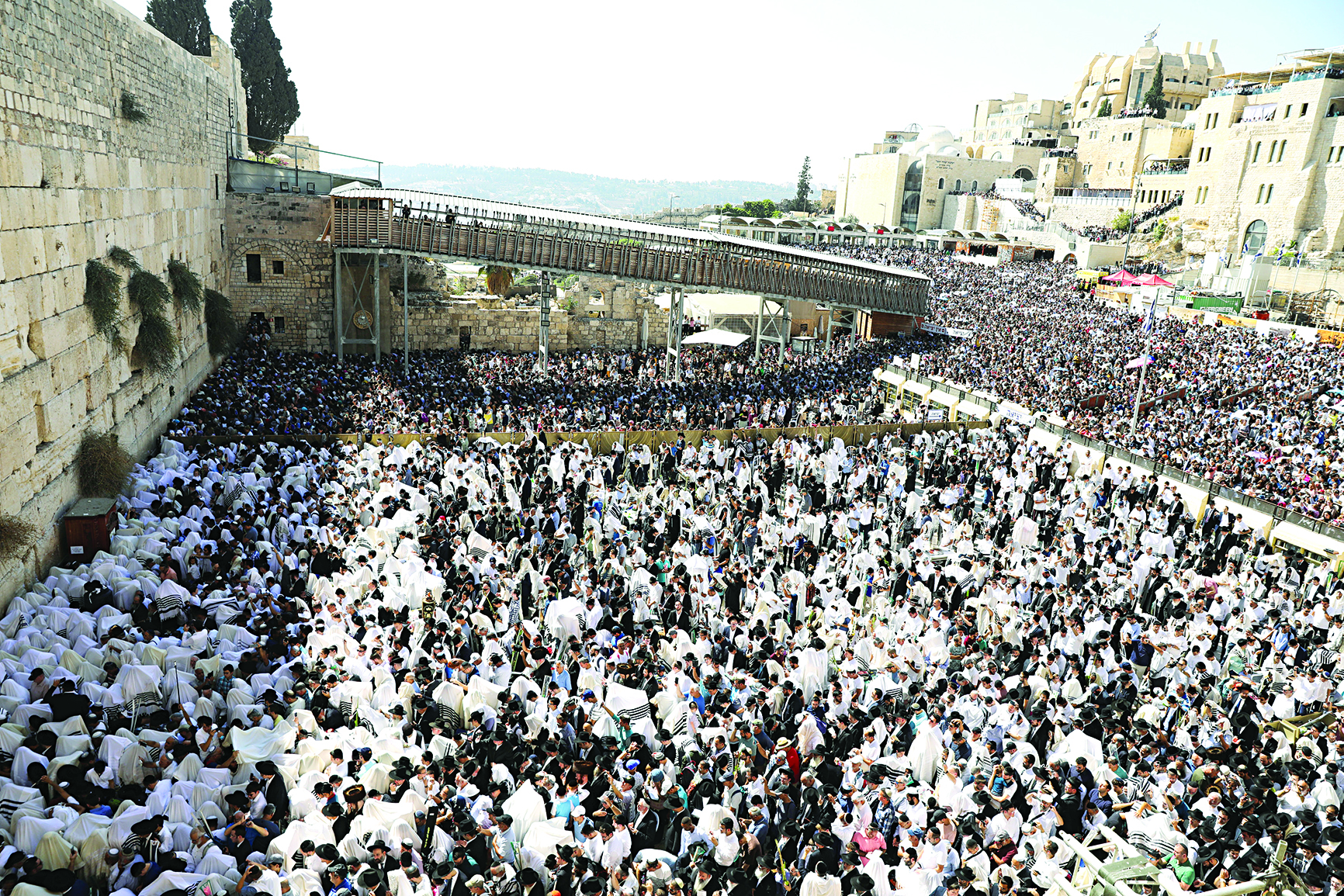 u0622u0644u0627u0641 u0627u0644u064au0647u0648u062f u064au0624u062fu0648u0646 u0637u0642u0648u0633 u00abu0646u0639u0645u0629 u0627u0644u0643u0627u0647u0646u00bb u0623u0645u0627u0645 u062du0627u0626u0637 u0627u0644u0645u0628u0643u0649 u0641u064a u0627u0644u0642u062fu0633 t(u0631u0648u064au062au0631u0632) 