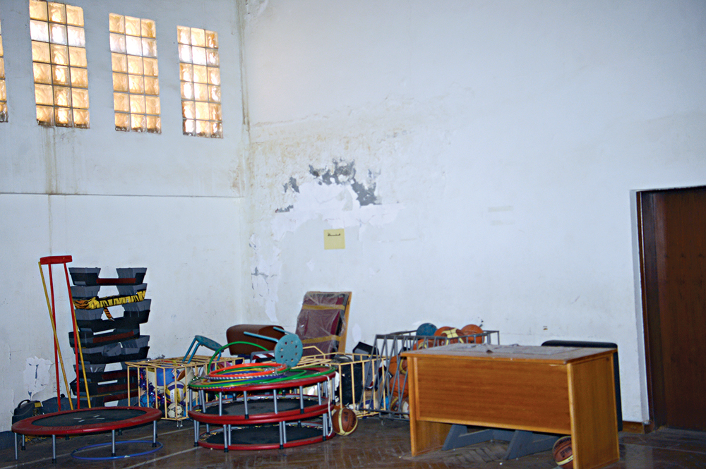 إحدى القاعات في حالة مزرية