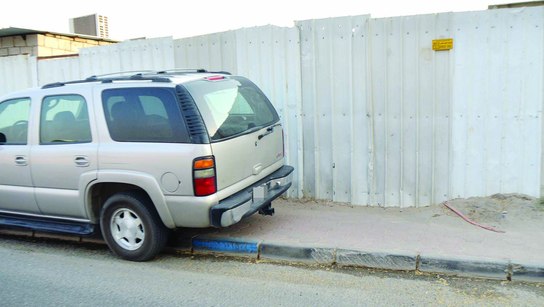 أسوار الكيربي تخفي خدمات الماء والكهرباء خلفها 