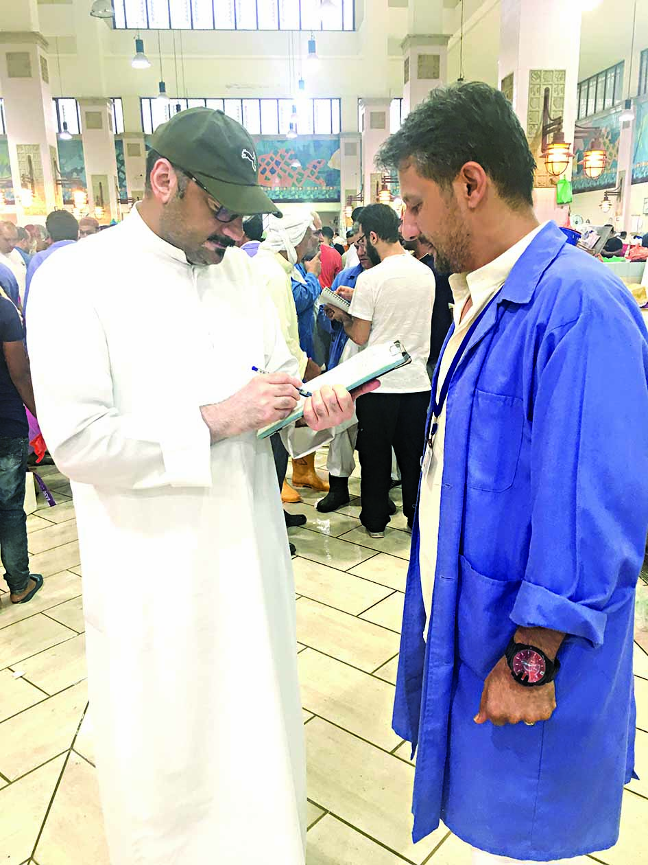 الزميل ناصر الفرحان مع أحد الباعة