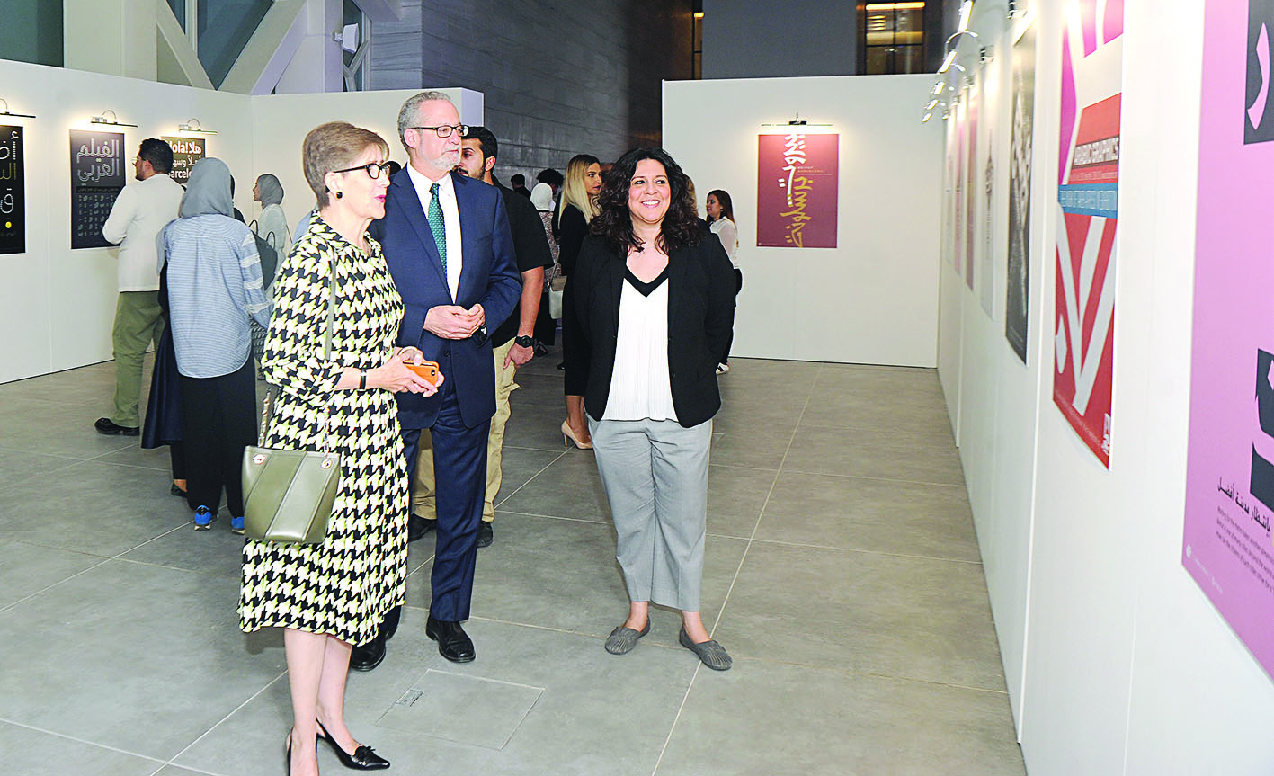 السفير الأميركي لورانس سيلفرمان في المعرض	 (تصوير بسام زيدان)