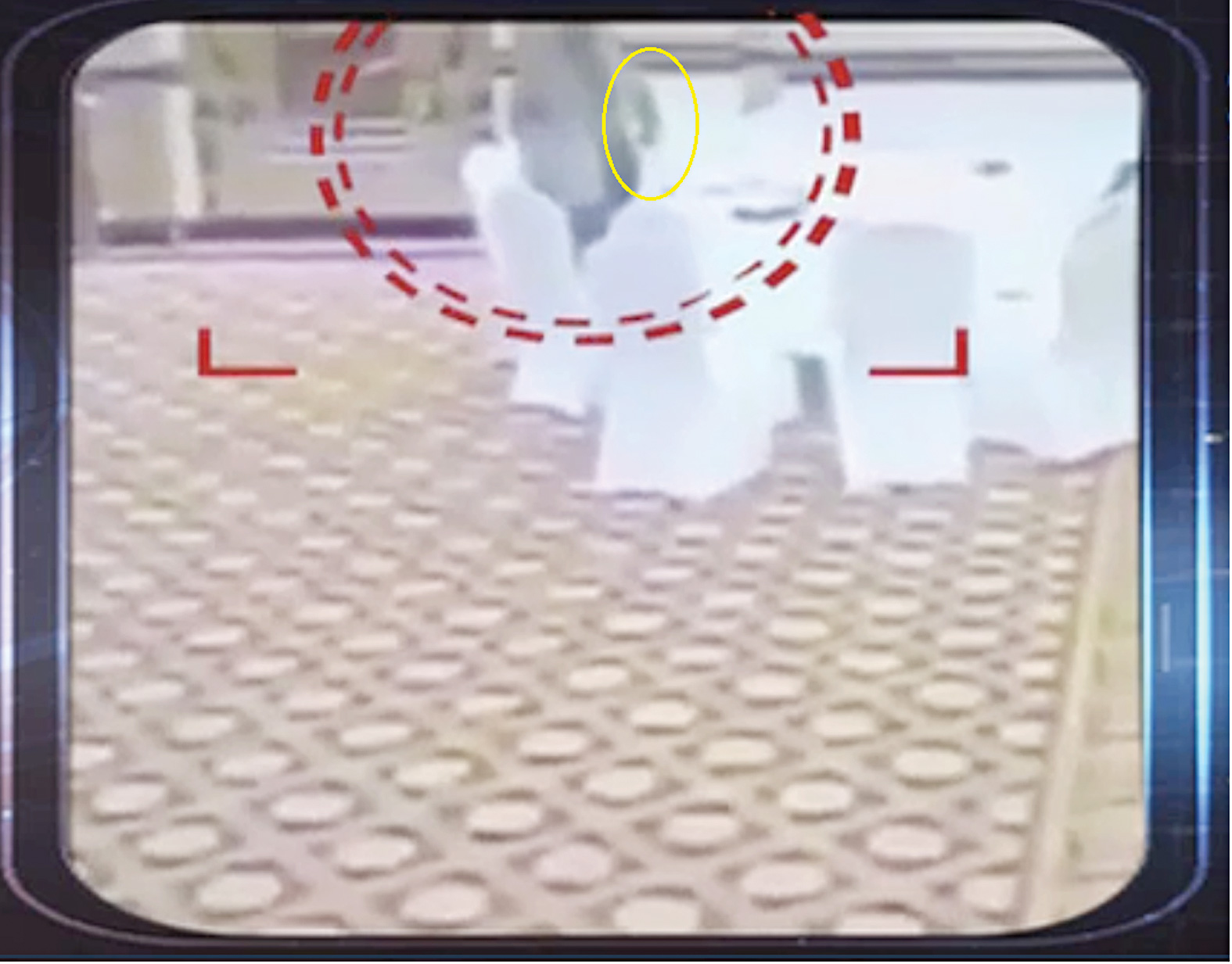 ... ثم يدسها في جيبه