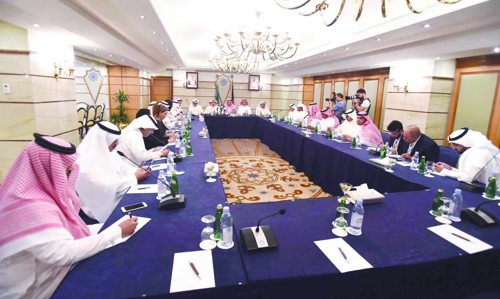 u0627u0644u0625u0639u0644u0627u0645u064au0648u0646 u0627u0644u0645u0634u0627u0631u0643u0648u0646 u0641u064a u0627u0644u0644u0642u0627u0621 u0627u0644u062au0634u0627u0648u0631u064a  t   (u062au0635u0648u064au0631 u0623u0633u0639u062f u0639u0628u062fu0627u0644u0644u0647)