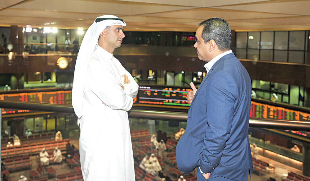 المطوع متحدثاً للزميل علاء السمان 	(تصوير سعد هنداوي)