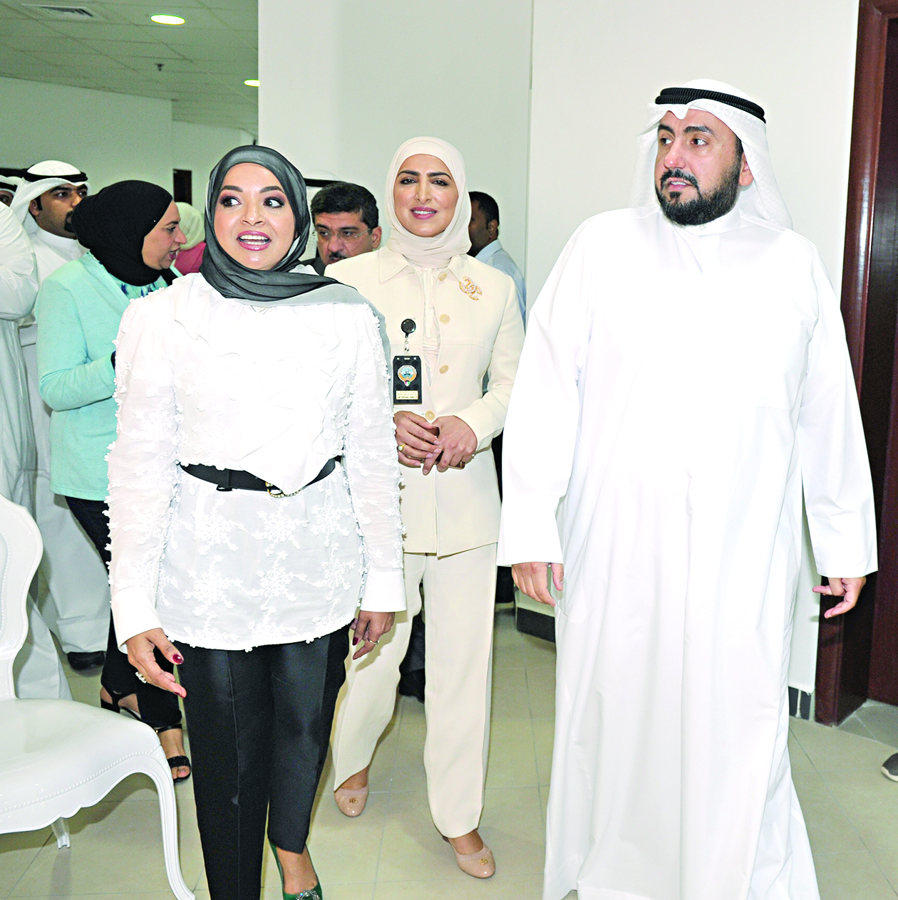 الوزير وفاطمة النجار خلال جولة في المبنى