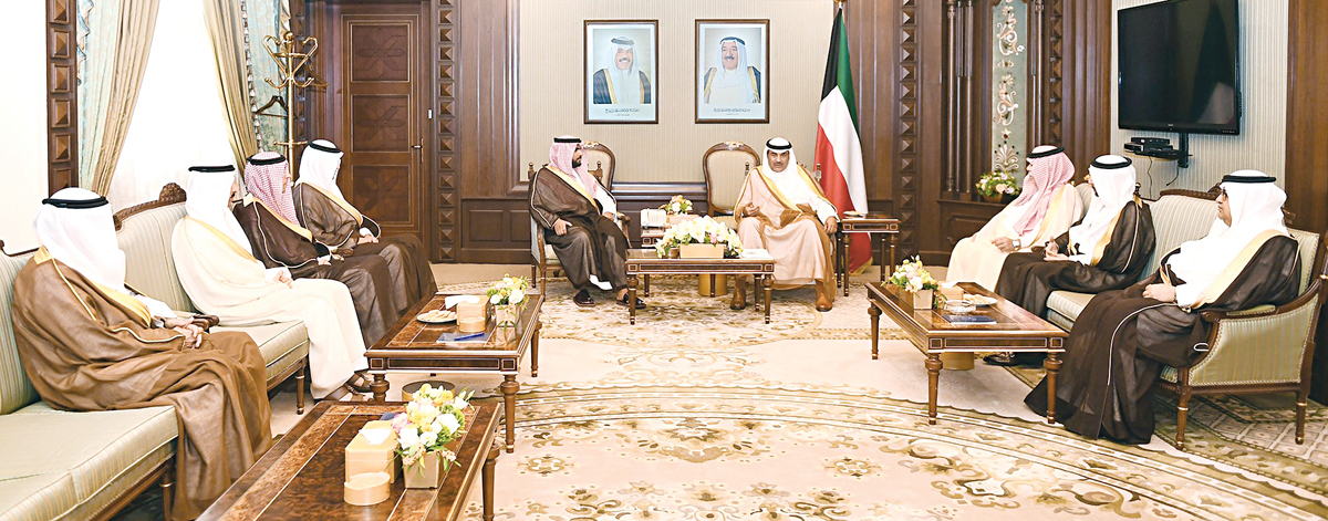 صباح الخالد مستقبلاً الوزراء والمسؤولين السعوديين 