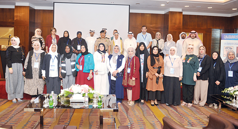 الجراح يتوسط المكرمين في الفعالية  	   (تصوير سعد هنداوي)