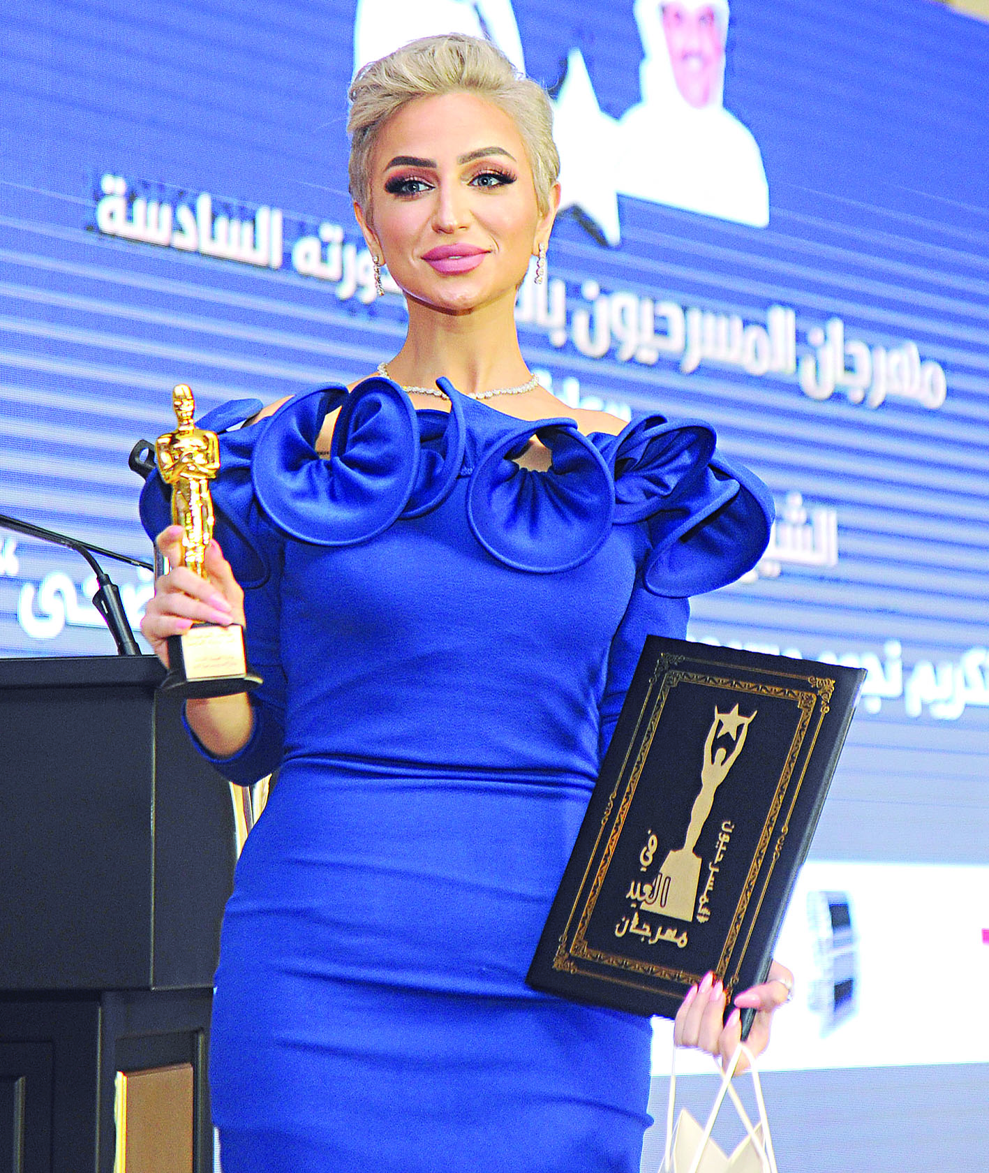 سارة العنزي تحصد جائزة تشجيعية عن مسرحية «ذا كينغ» 