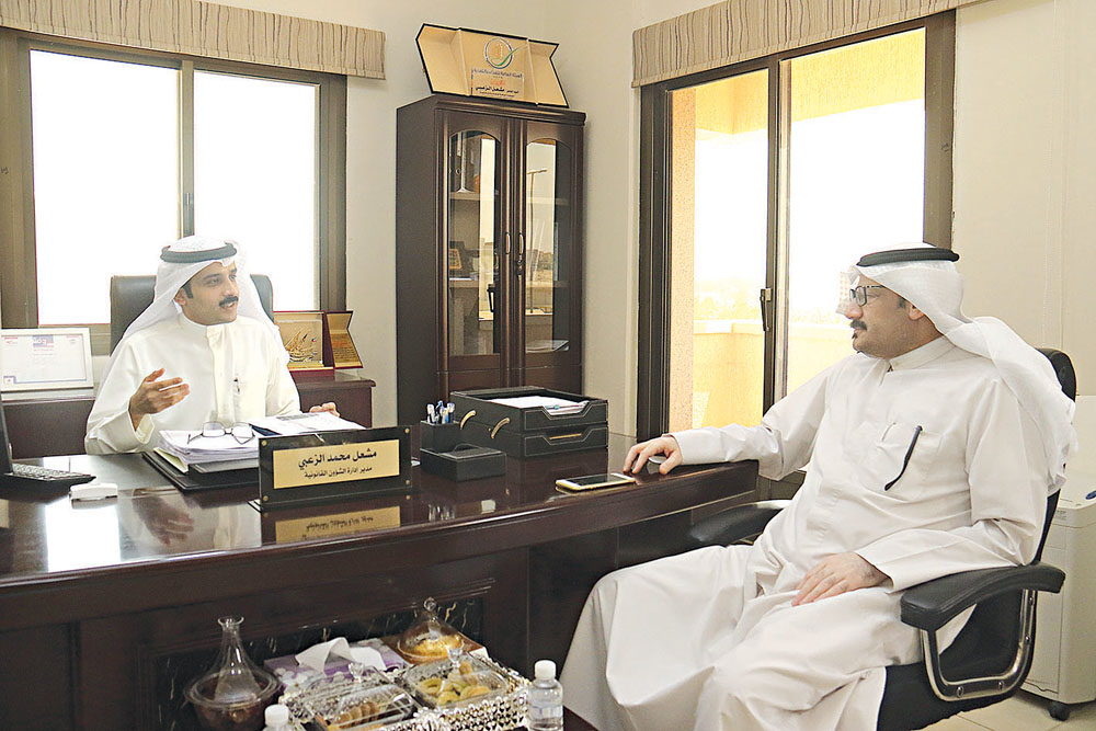 الزعبي متحدثاً للزميل ناصر الفرحان	(تصوير بسام زيدان)