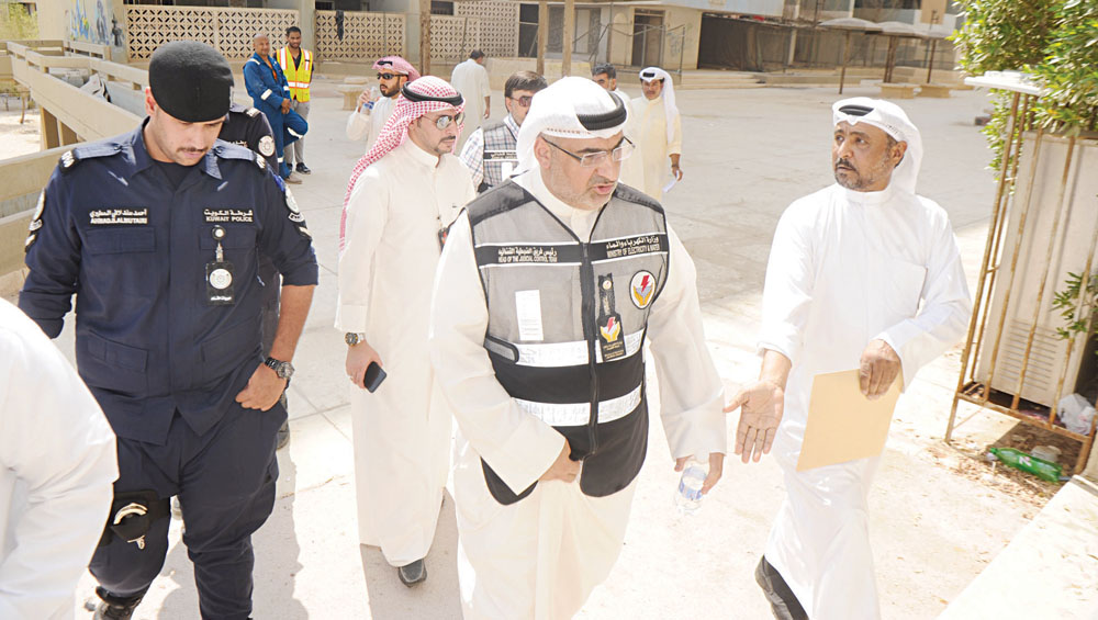 دشتي مع ممثلي «الداخلية» و«المالية» أثناء تنفيذ عملية القطع    	  (تصوير بسام زيدان)
