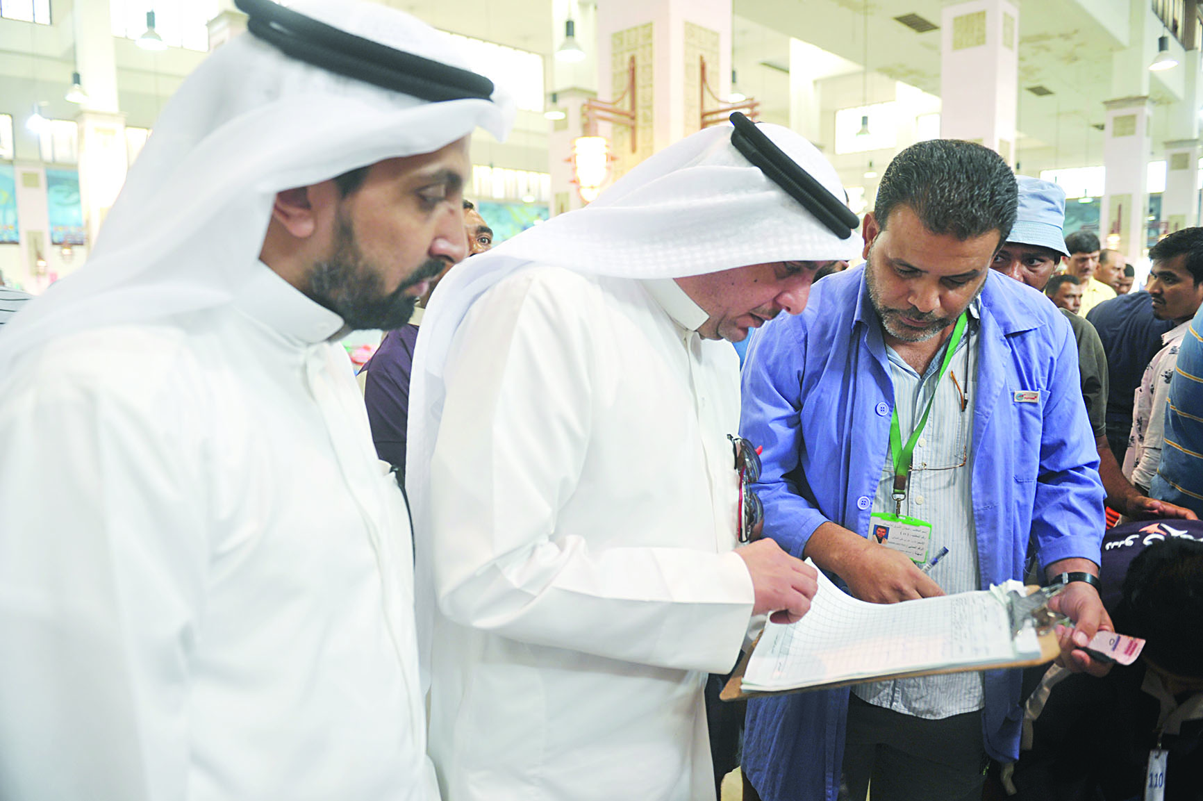 الظفيري والزميل غانم السليماني خلال الجولة