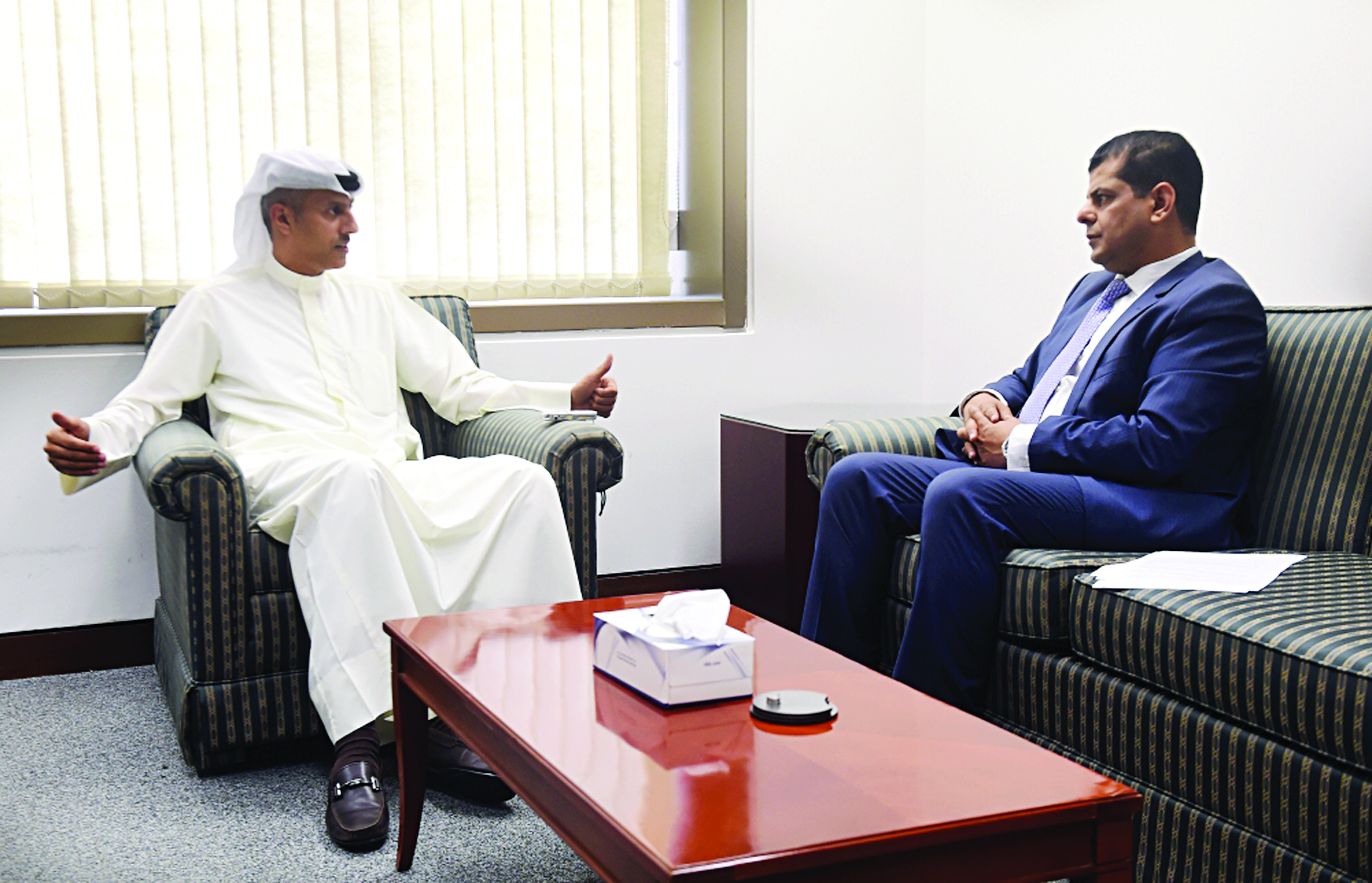 المرزوق متحدثاً للزميل رضا السناري   	 (تصوير أسعد عبدالله)