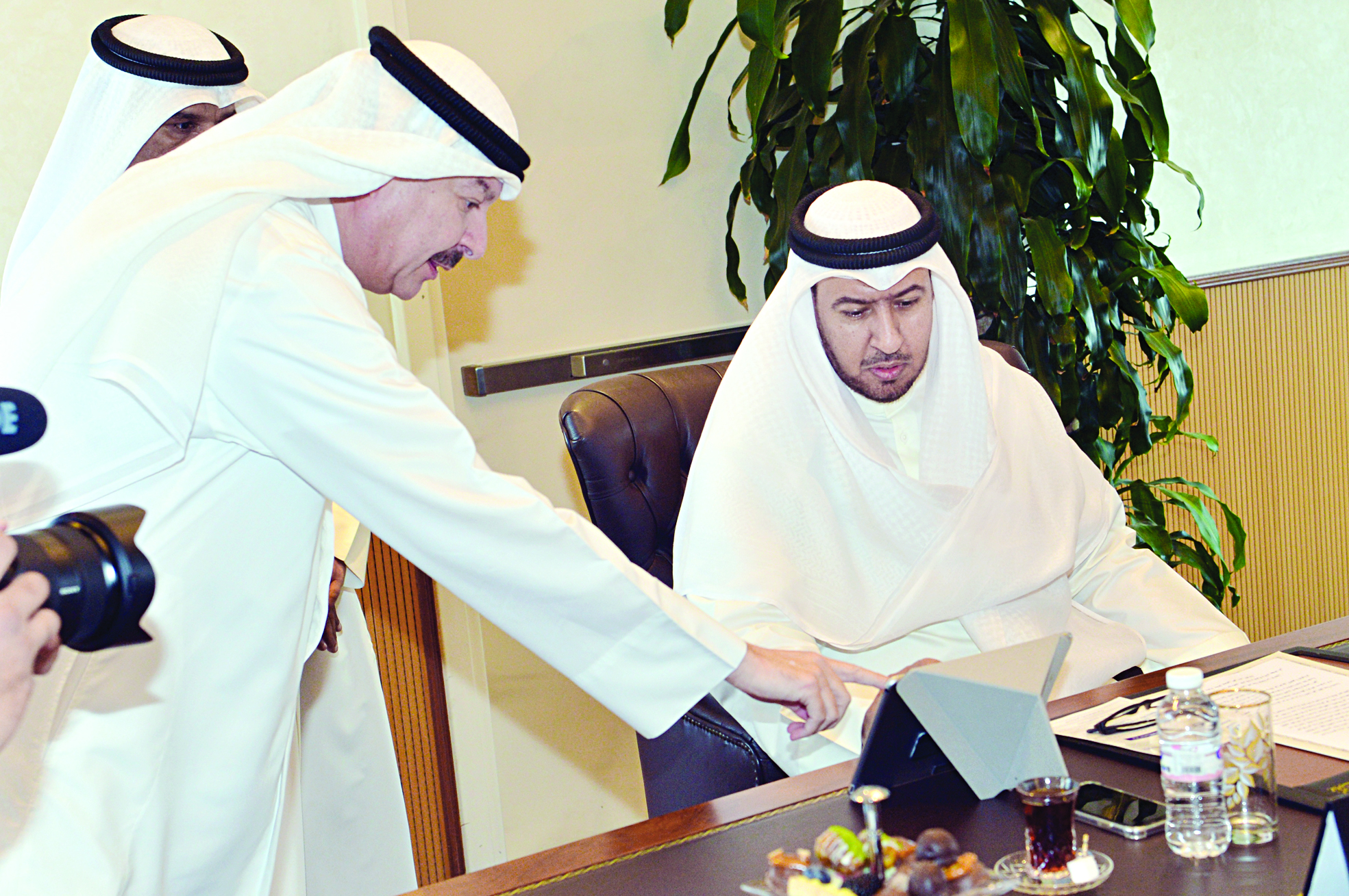 u0627u0644u0639u0641u0627u0633u064a u064au062fu0634u0646 u0627u0644u062au0637u0628u064au0642 u0628u062du0636u0648u0631 u0627u0644u0648u0643u064au0644 u0627u0644u0633u0631u064au0639t (u062au0635u0648u064au0631 u0646u0627u064au0641 u0627u0644u0639u0642u0644u0629)