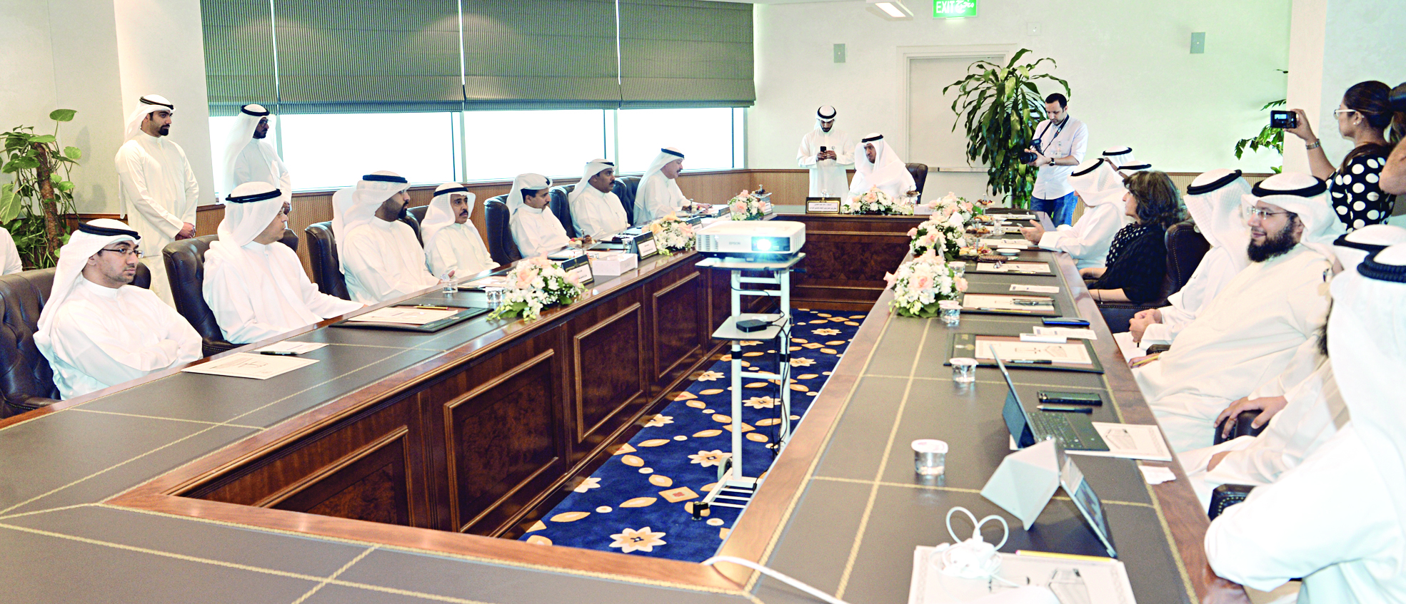 العفاسي يتوسط مسؤولي العدل أثناء إطلاق التطبيق