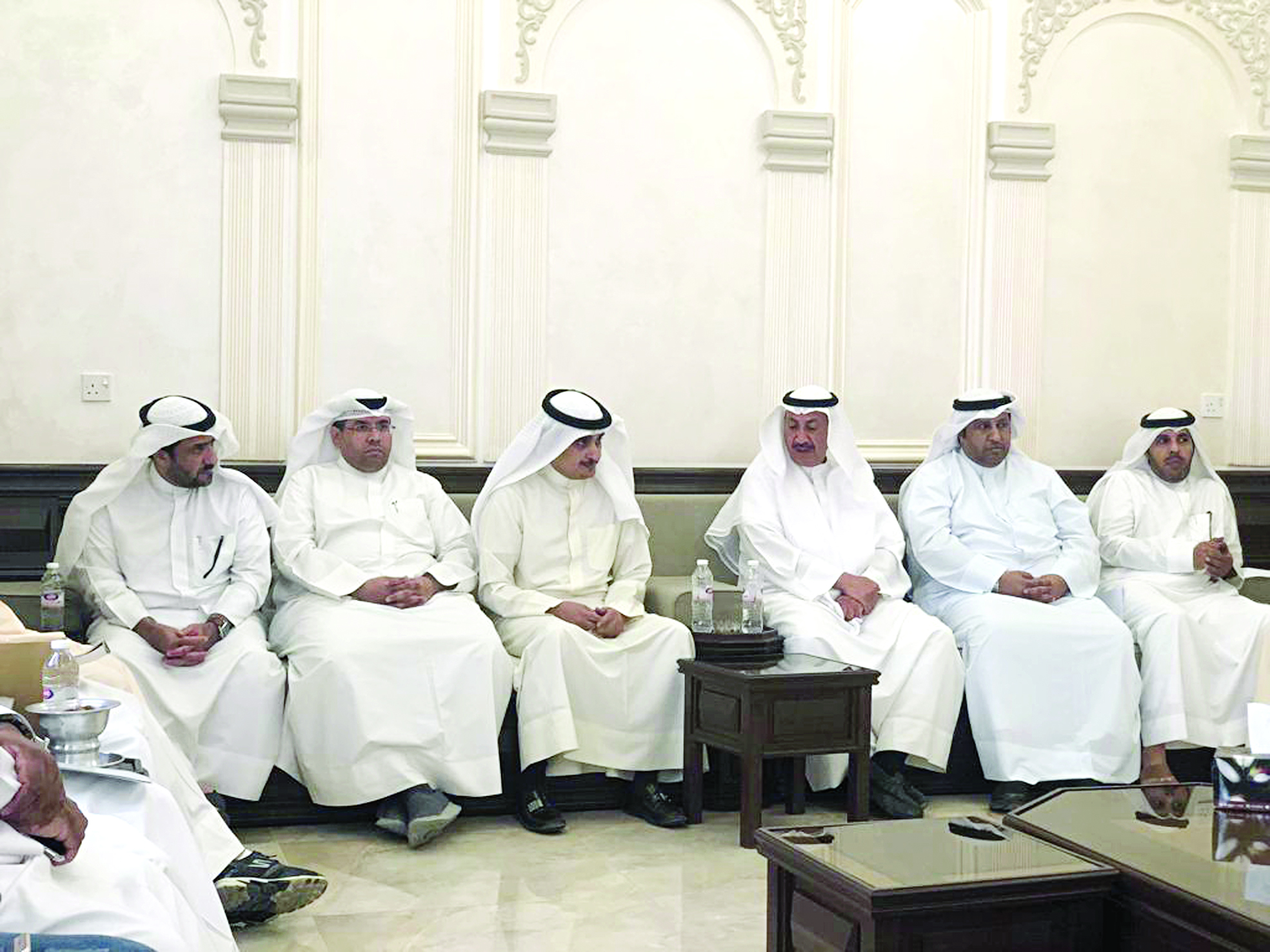 الوزير يستمع إلى شكاوى وملاحظات أهالي مدينة صباح الأحمد