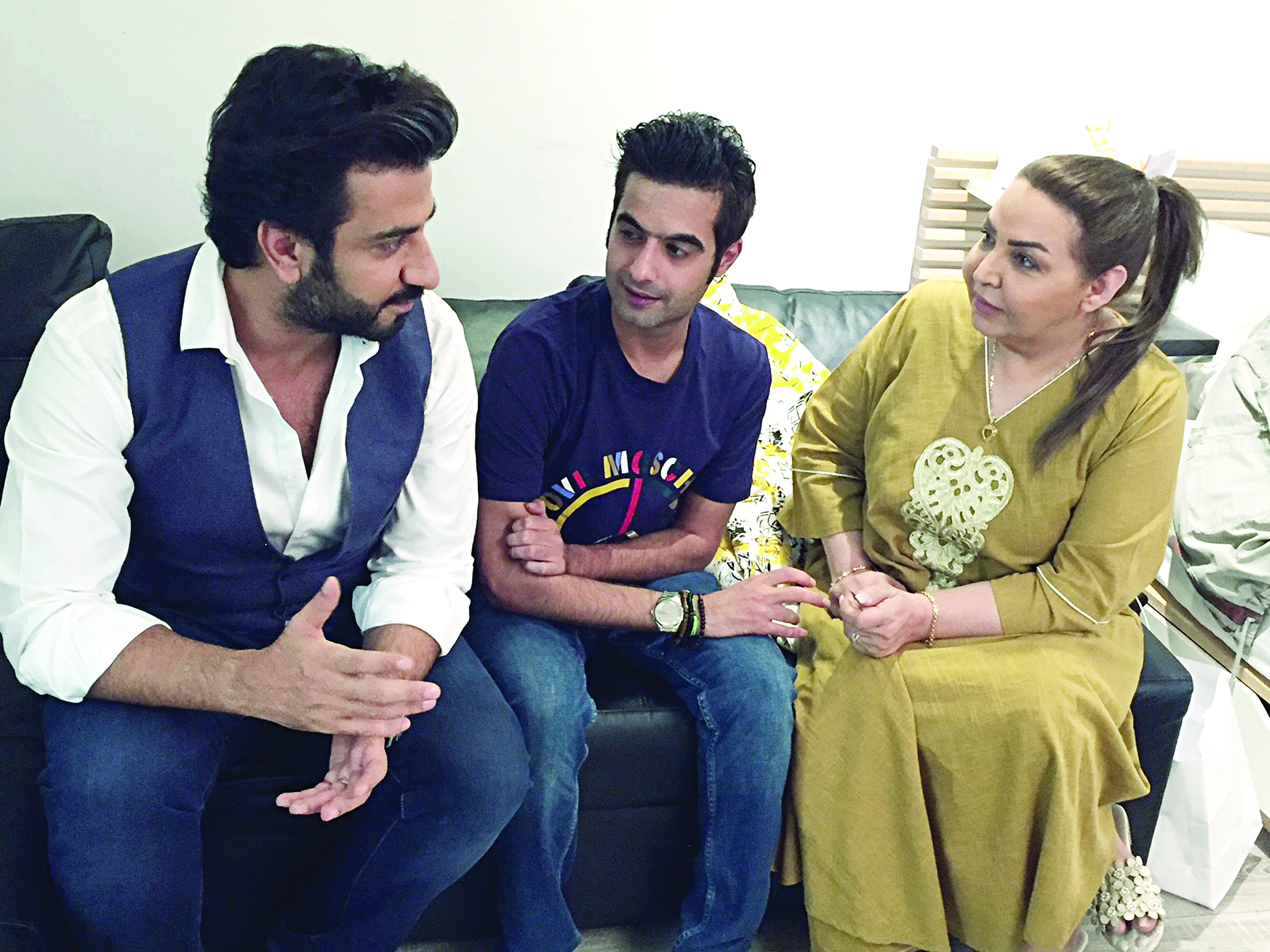 الزميل حمود العنزي يتوسط طيف ومحمود بوشهري