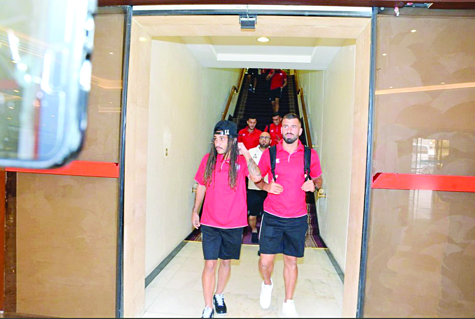 المنتخب اللبناني لدى وصوله إلى صالة التشريفات أمس 