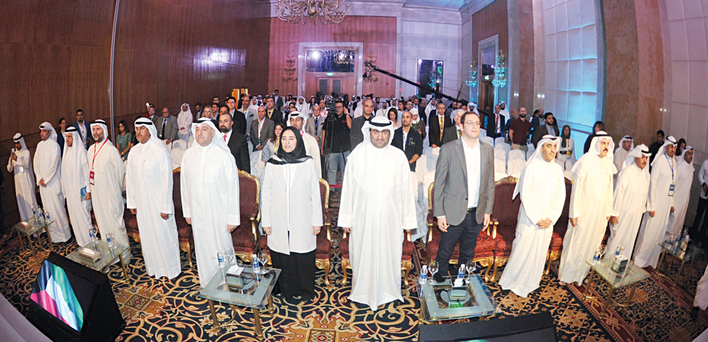 الروضان والحضور... وقوفاً خلال عزف النشيد الوطني 