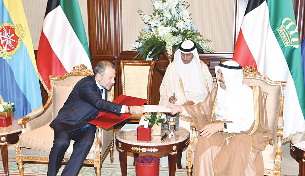 صاحب السمو يتسلم الدعوة من باسيل