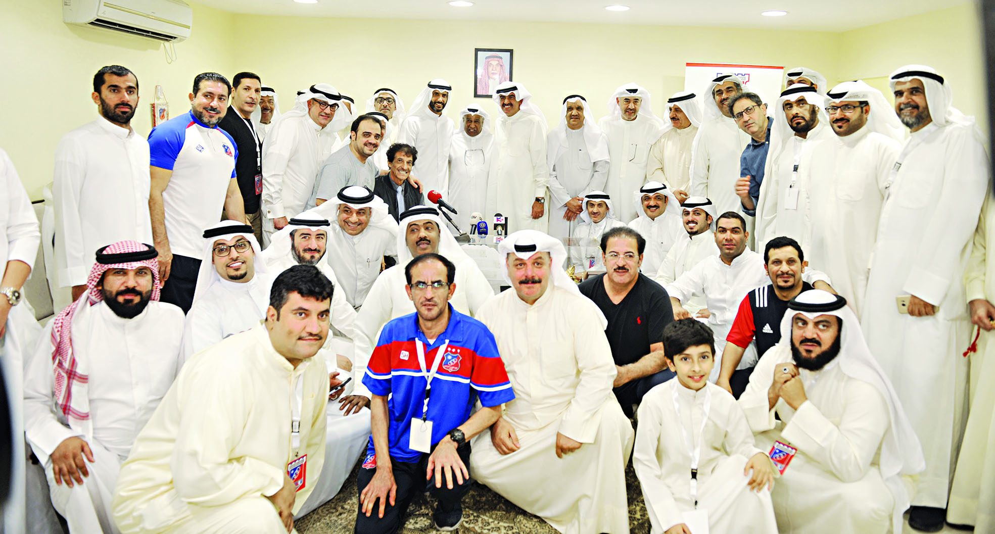 صورة جماعية للمحتفى به والضيوف في «ديوان كويتاوي»  