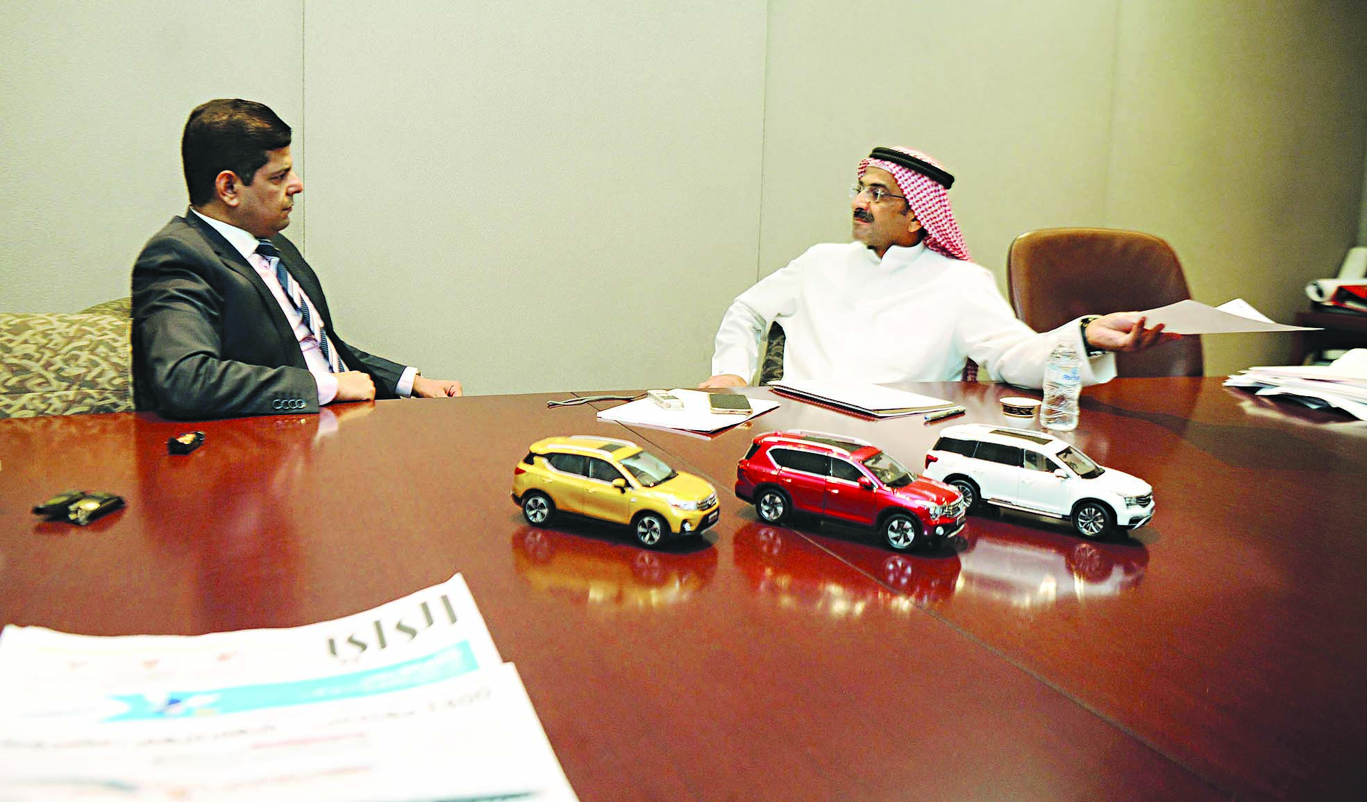 القاضي متحدثاً للزميل رضا السناري 	(تصوير بسام زيدان)