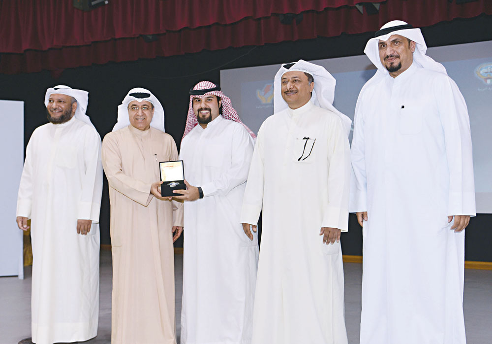 الوكيل يكرم أحد المعلمين