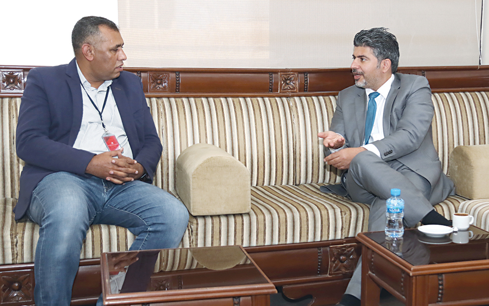 الخضاري متحدثاً للزميل عمرالعلاس    	   (تصوير بسام زبدان)