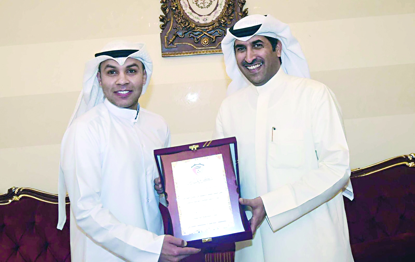 نايف يقدم درعا تذكارية إلى العربيد 