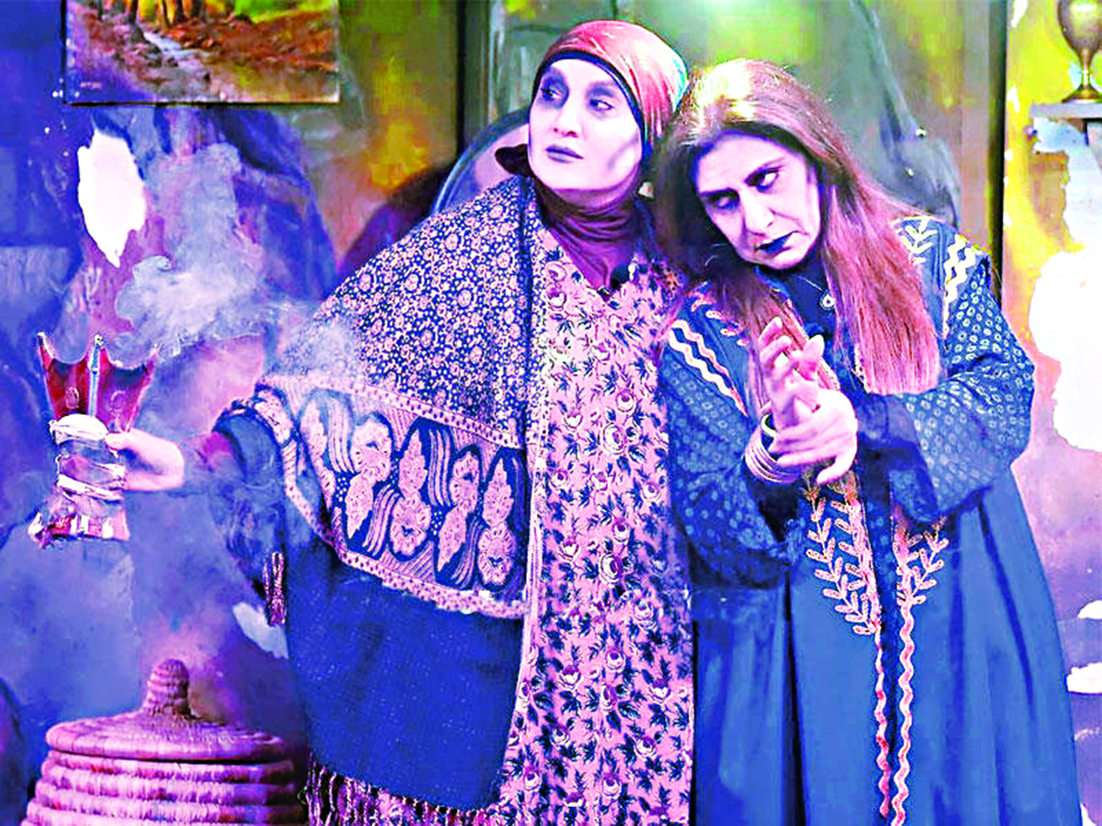 هيفاء مع سماح في مسرحية «موجب»