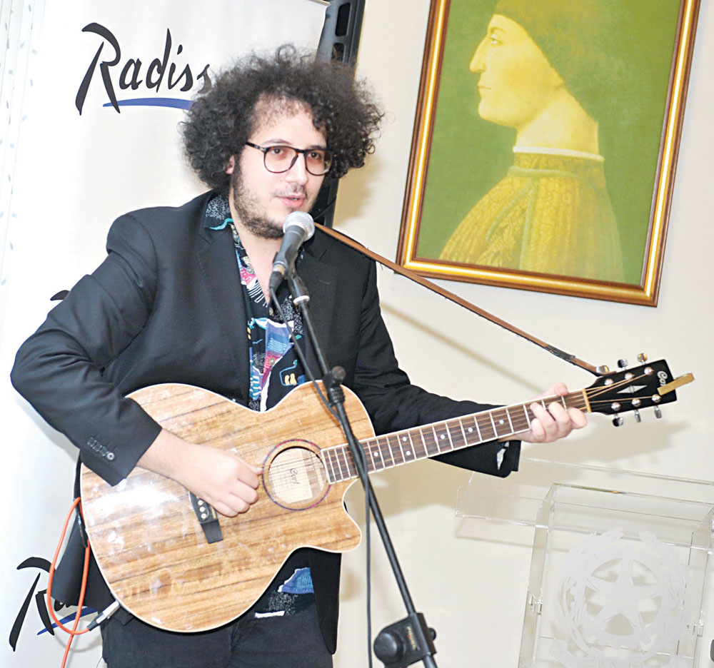 نيكولو سارينسي يعزف على الغيتار