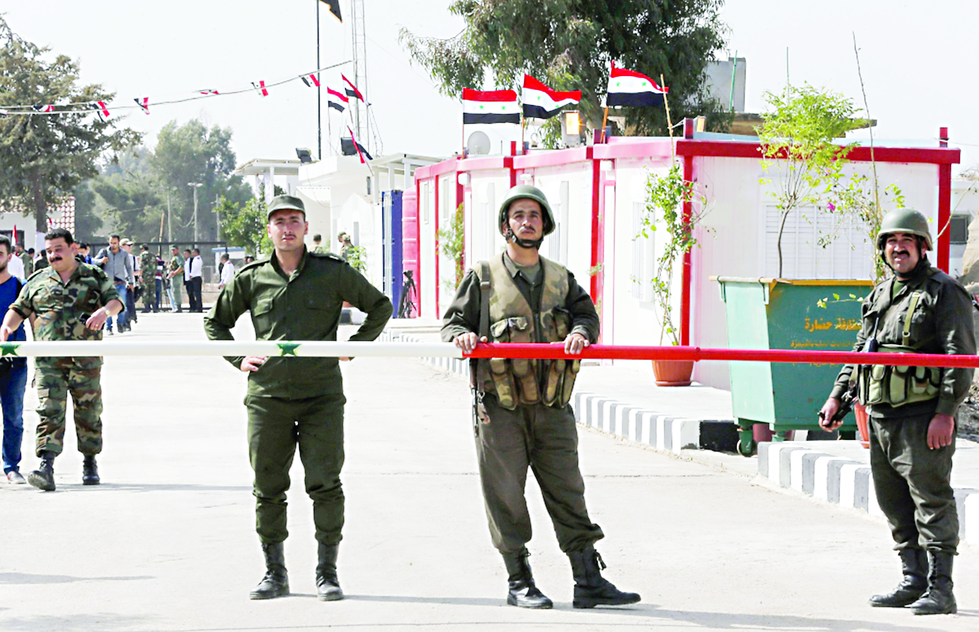 جنود سوريون على معبر القنيطرة	 (أ ف ب)