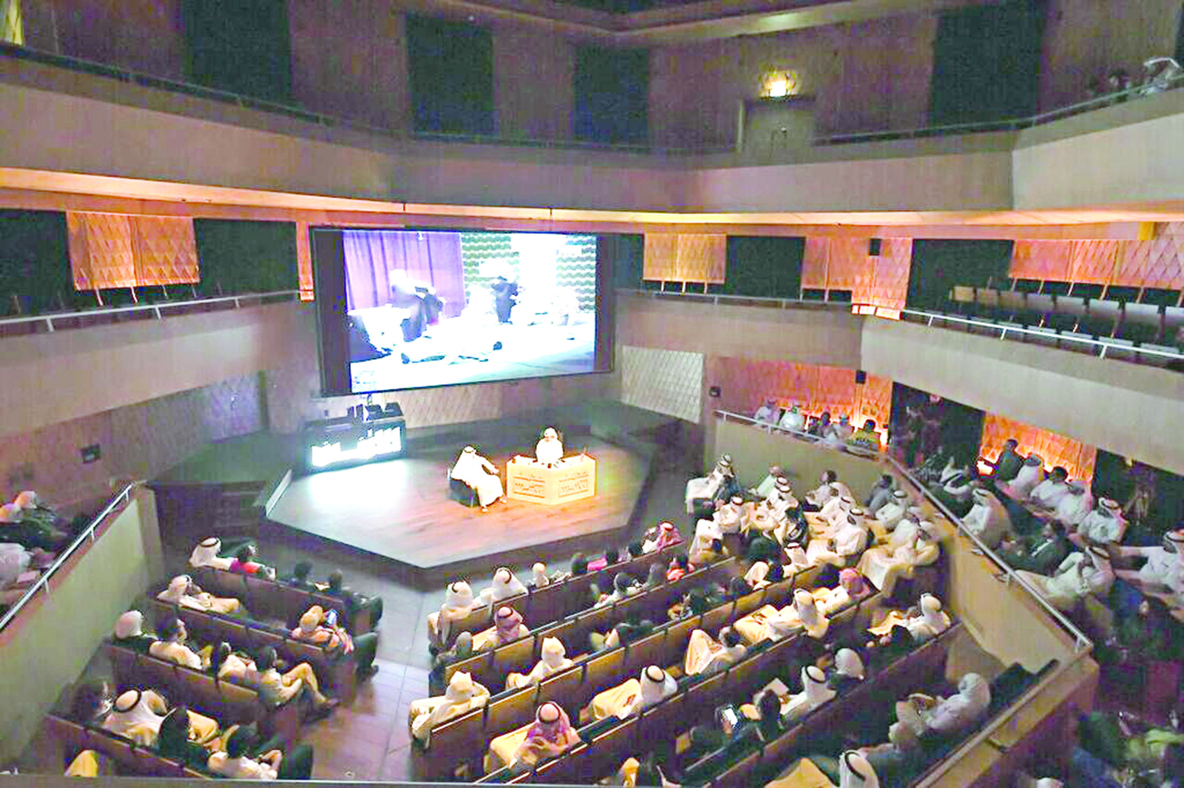 من «القاعة المستديرة»