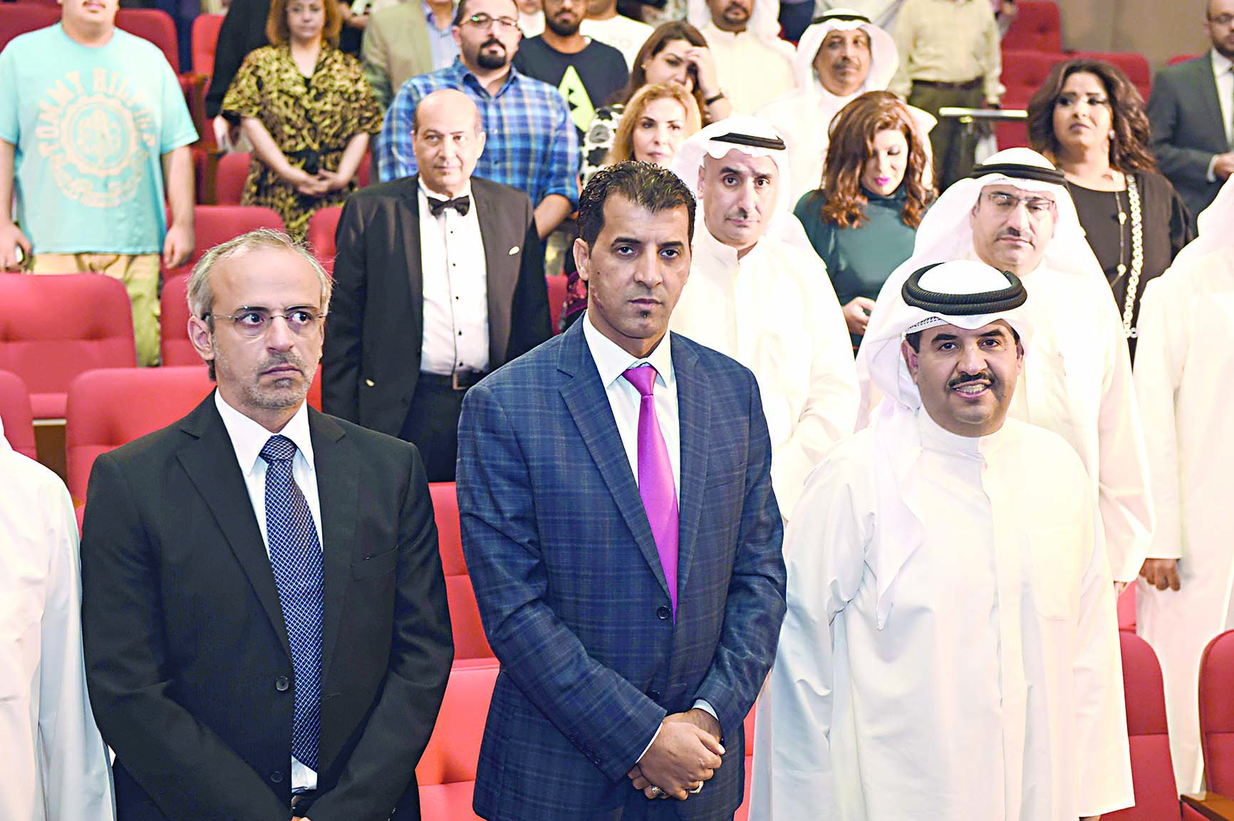 دعيج الخليفة مع ضيوف المهرجان