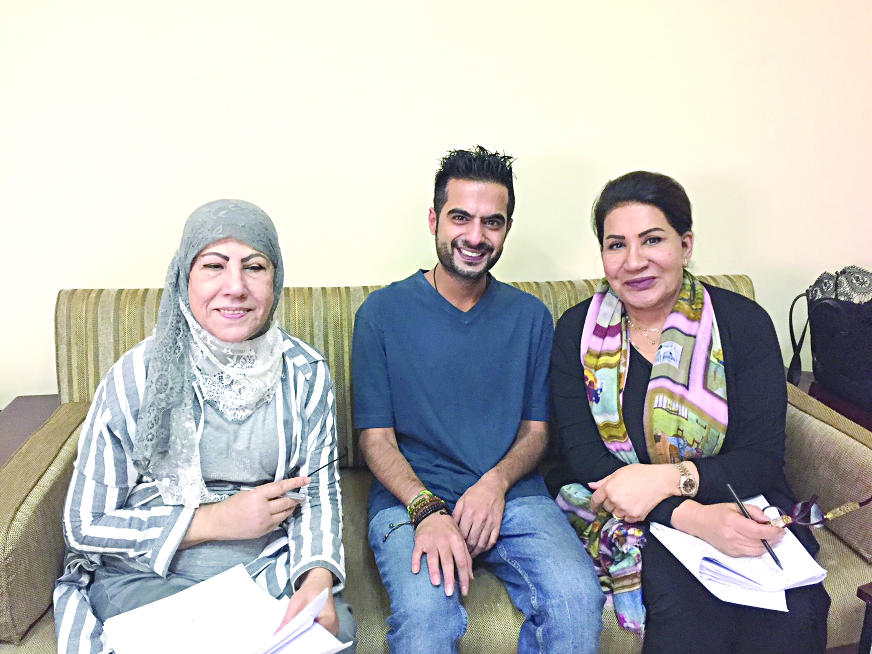 الزميل حمود العنزي متوسطاً سعاد ومريم