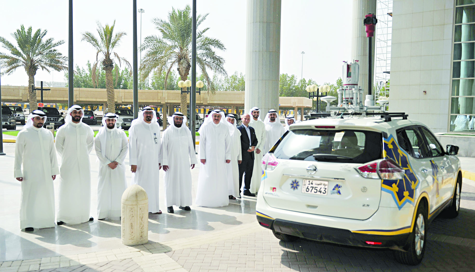 u0627u0644u0639u0633u0639u0648u0633u064a u0648u0623u0639u0636u0627u0621 u0645u062cu0644u0633 u00abu0627u0644u0645u0639u0644u0648u0645u0627u062a u0627u0644u0645u062fu0646u064au0629u00bb u0623u0645u0627u0645 u0627u0644u0633u064au0627u0631u0629 u0627u0644u062au064a u062au062du0645u0644 u062cu0647u0627u0632 u0627u0644u0645u0633u062d u0627u0644u0644u064au0632u0631u064at (u062au0635u0648u064au0631 u0633u0639u062f u0647u0646u062fu0627u0648u064a)