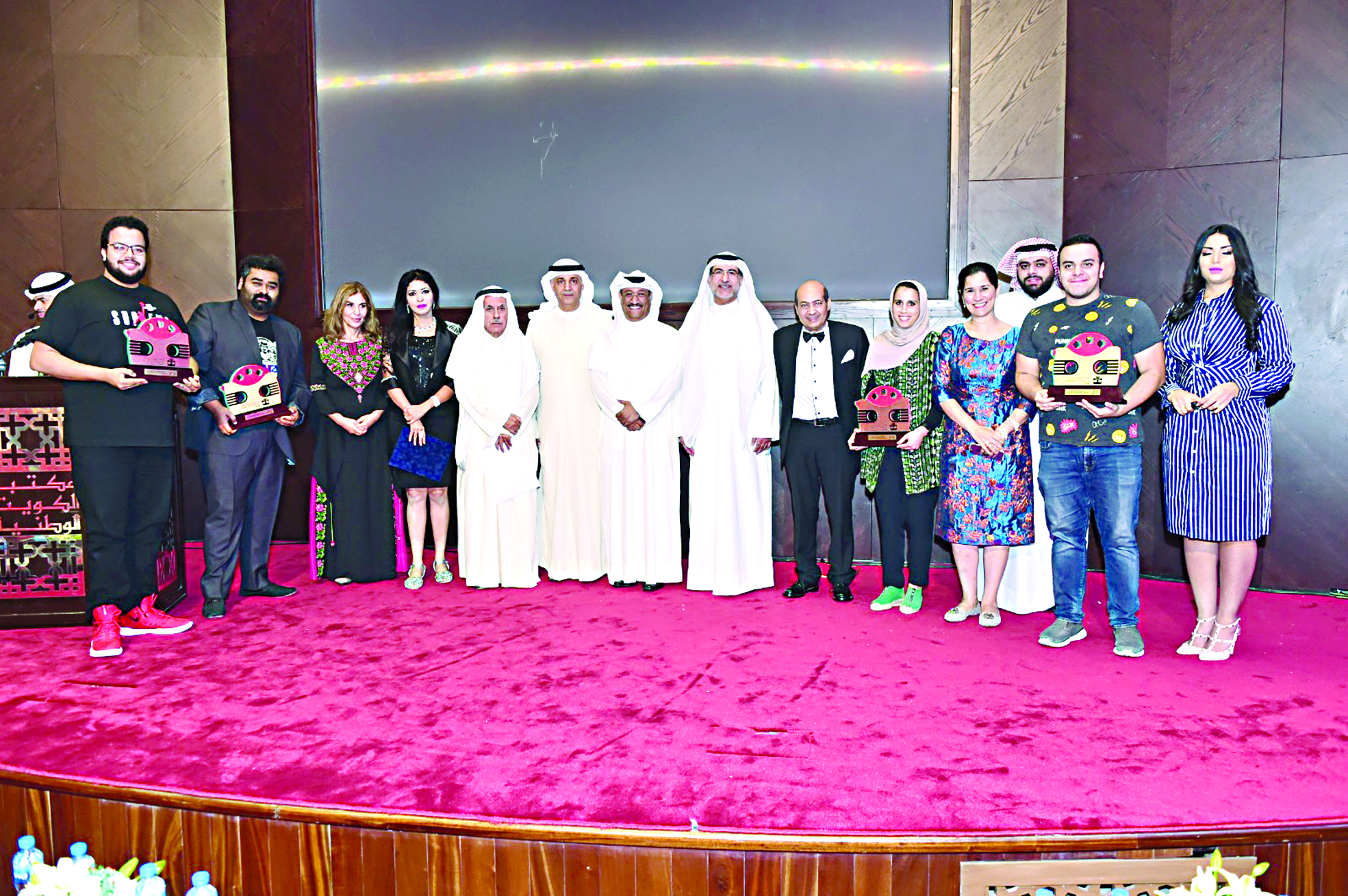 لجنة التحكيم مع الفائزين