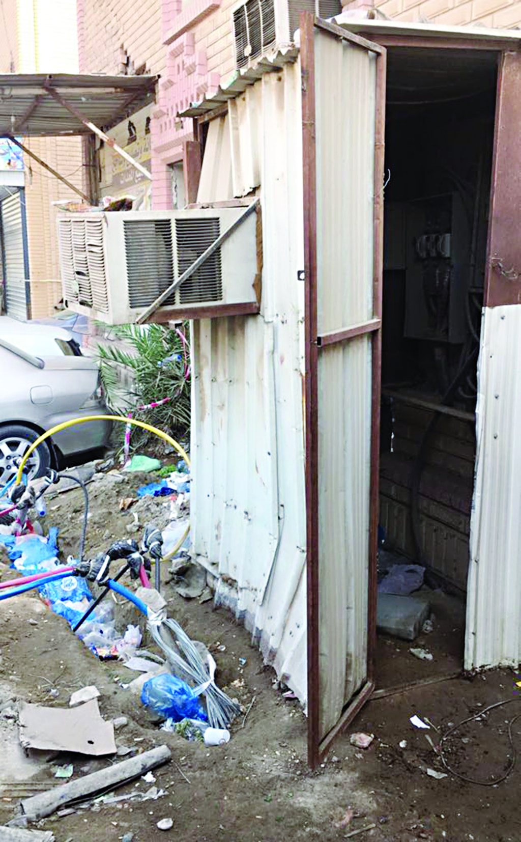 كيبلات على سطح الأرض تهدد سلامة المارة