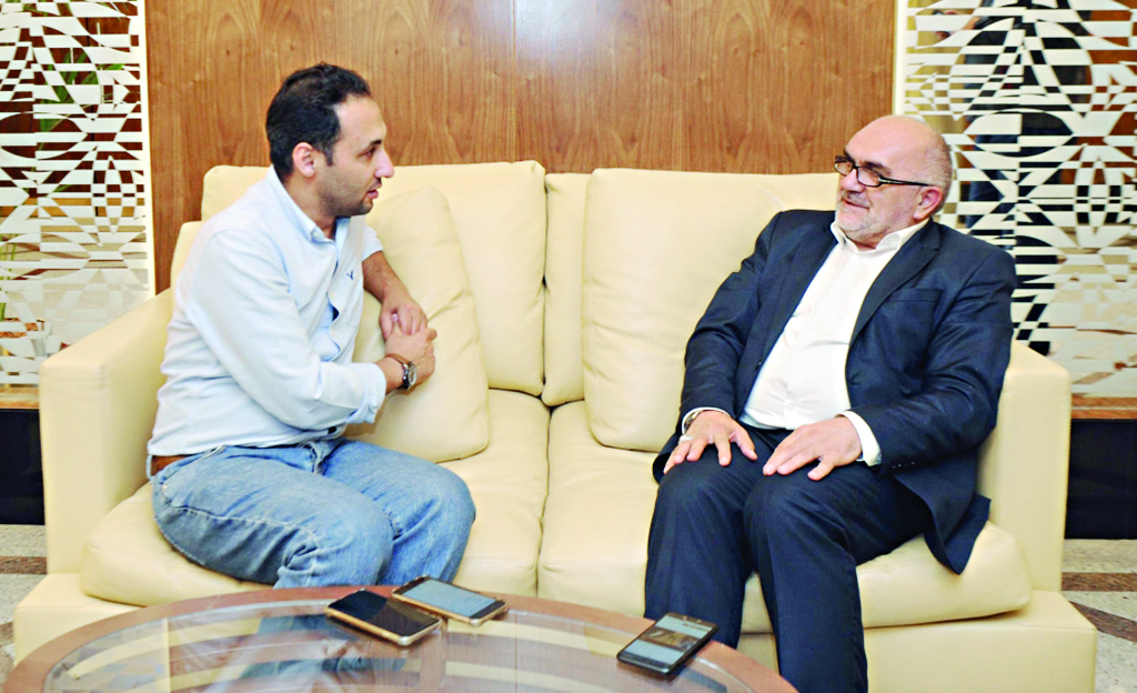 دوديتش متحدثاً للزميل أحمد زكريا	 (تصوير بسام زيدان)