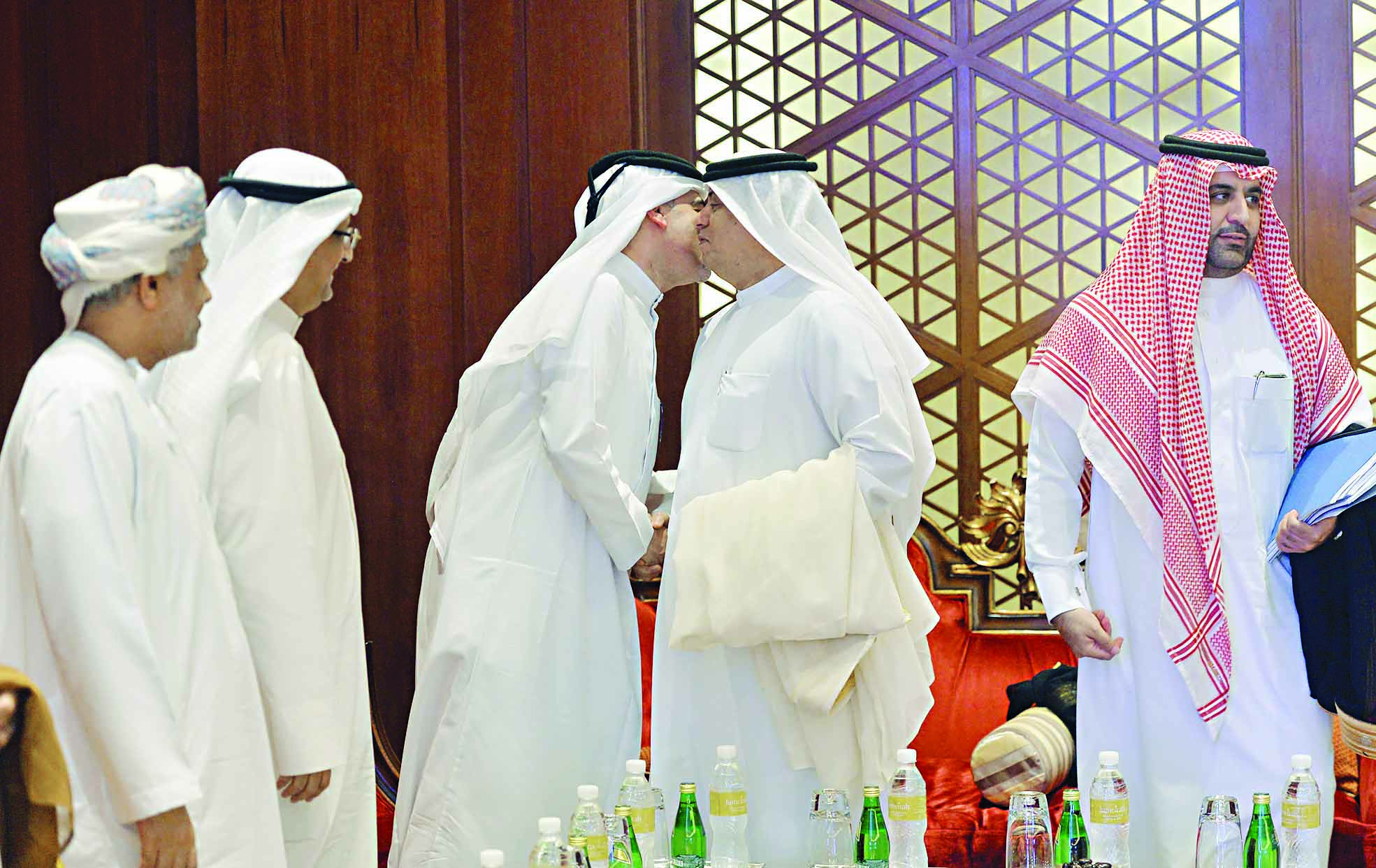 مصافحة قطرية - إماراتية حارة